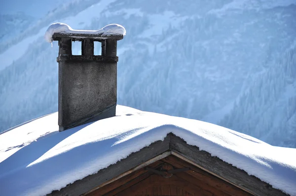 Dak van een chalet cowred met sneeuw — Stockfoto