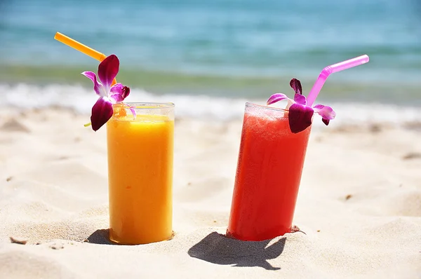 Par de batidos de frutas na praia tropical — Fotografia de Stock