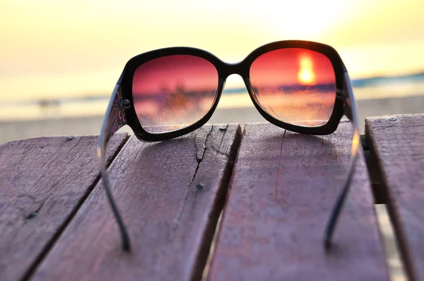 Oceaan zonsondergang via de zonnebril — Stockfoto