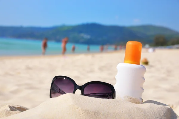 Zonnebrillen en bescherming lotion op het strand van phuket eiland, — Stockfoto