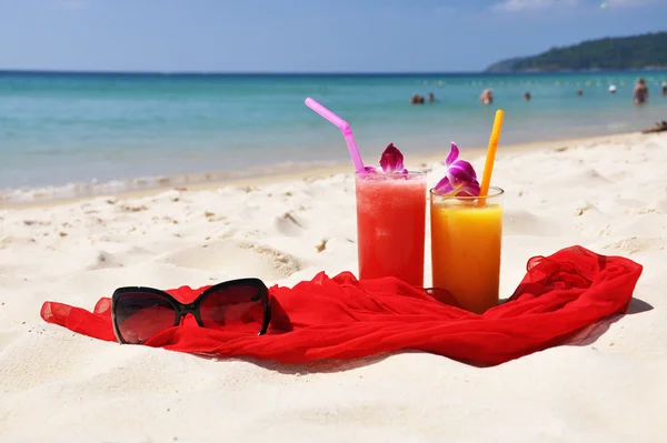 Paire de châles de fruits, châle rouge et lunettes de soleil sur la plage de P — Photo