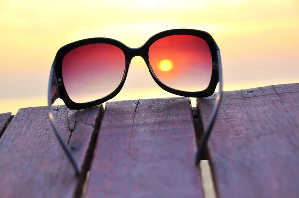 Sonnenuntergang am Meer durch die Sonnenbrille — Stockfoto