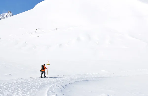 Походи в снігоступи вздовж гірської доріжки — стокове фото