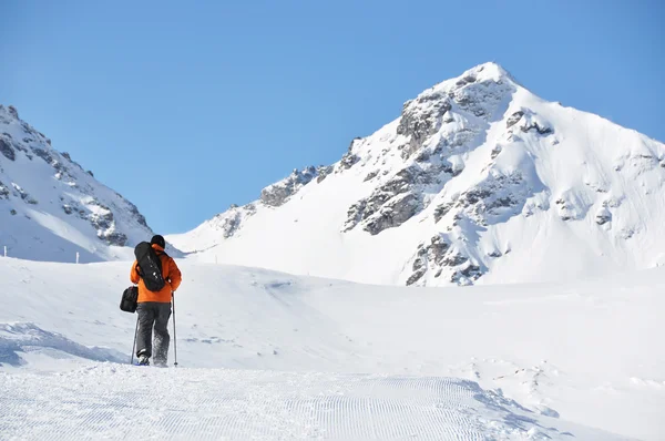 Randonnée en raquettes le long de la piste de montagne — Photo