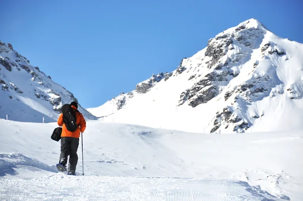 Wandelen in sneeuwschoenen langs het spoor van de berg — Stockfoto