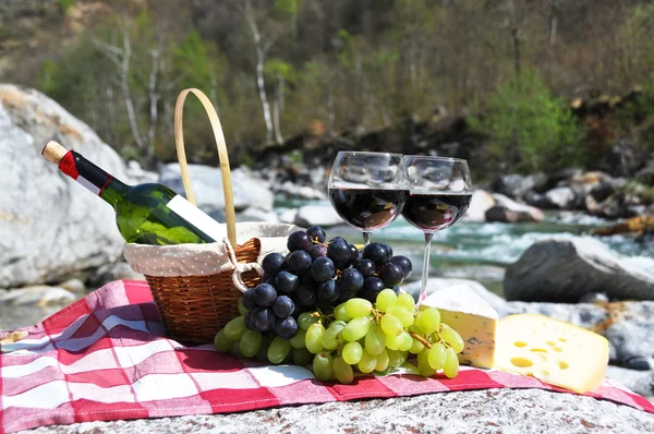 Vino rosso, formaggio e uva serviti a un picnic. Valle di Verzasca , — Foto Stock