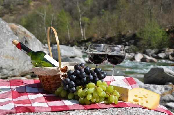 Vino rosso, formaggio e uva serviti a un picnic. Valle di Verzasca , — Foto Stock