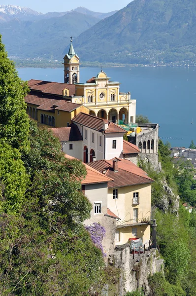 Madonna del Sasso, monasterio medieval en la roca con vistas al lago —  Fotos de Stock