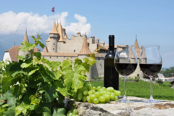 Vino tinto y uvas contra un viejo castillo. Suiza — Foto de Stock