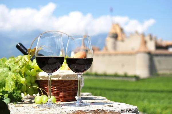 Vino tinto y uvas contra un viejo castillo. Suiza — Foto de Stock