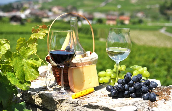 Due bicchieri da vino, uva e formaggio contro i vigneti. Svizzera — Foto Stock