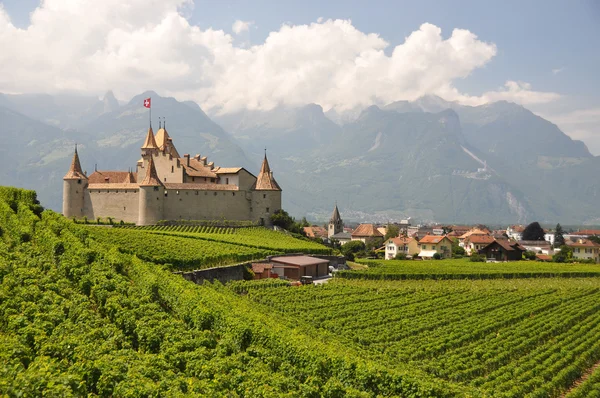 Chateau d'aigle szőlők között. Svájc — Stock Fotó