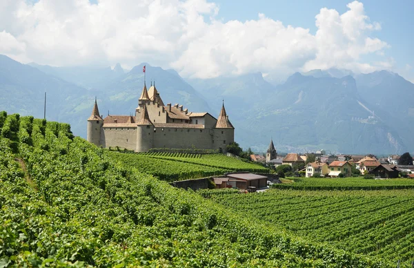Chateau d 'aigle inmitten von Weinbergen. Schweiz — Stockfoto