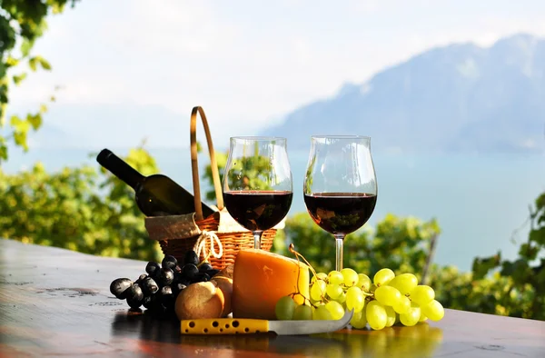 레드 와인, 포도 및 치즈입니다. lavaux 지역, 스위스 — 스톡 사진