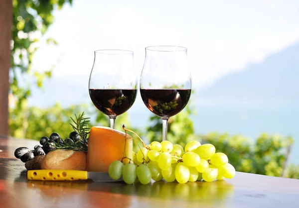 Red wine, grapes and cheese. Lavaux region, Switzerland — Stock Photo, Image