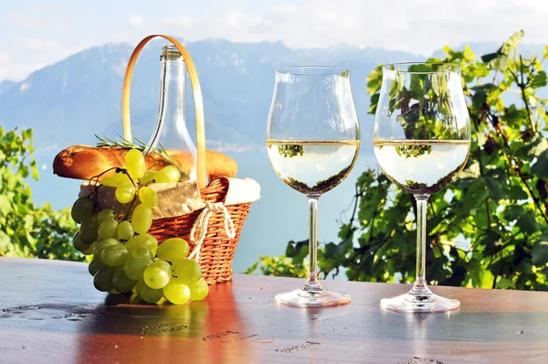 Vino, uvas y pan contra el lago de Ginebra, región de Lavaux, Suiza — Foto de Stock