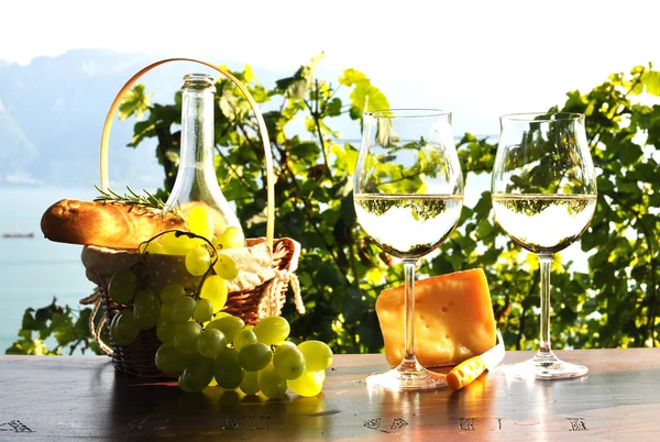 Wine, grapes, bread and cheese. Lavaux region, Switzerland — Stock Photo, Image