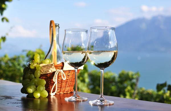 Wine and grapes against Geneva lake. Lavaux region, Switzerland — Stock Photo, Image