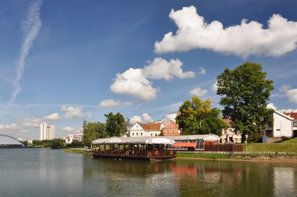 Minsk centro attraverso il fiume Svislotch — Foto Stock