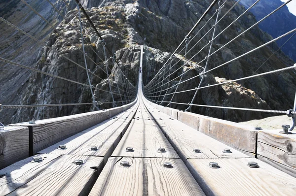 170m opknoping trift brug, Zwitserland — Stockfoto