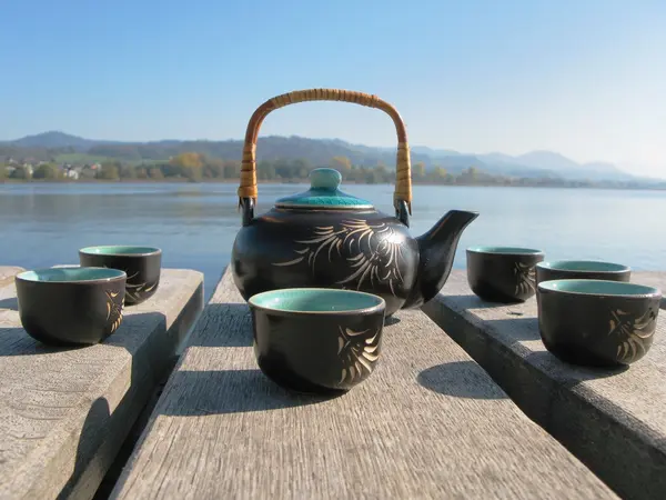 Chinesischer Tee auf einem Holzsteg — Stockfoto