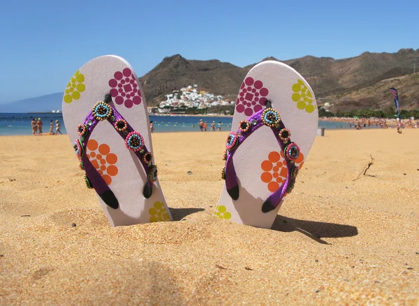 Flip-flops in the sand of Teresitas beach. Tenerife island, Cana — Stock Photo, Image