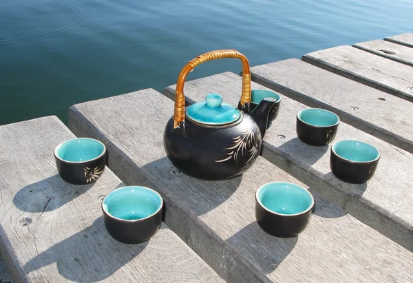 Set de té chino en un embarcadero de madera — Foto de Stock