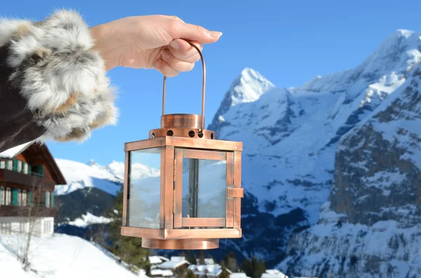 Lanterna na mão. Murren, Suíça — Fotografia de Stock