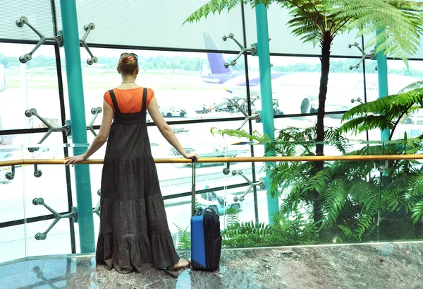 Fille à la fenêtre de l'aéroport — Photo