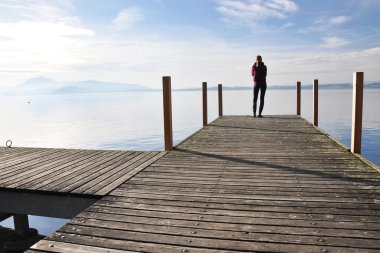 pier Girl on. Göl Zug, İsviçre
