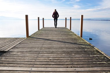 pier Girl on. Göl Zug, İsviçre