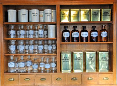 Eski eczanedeki boş koku şişeleri