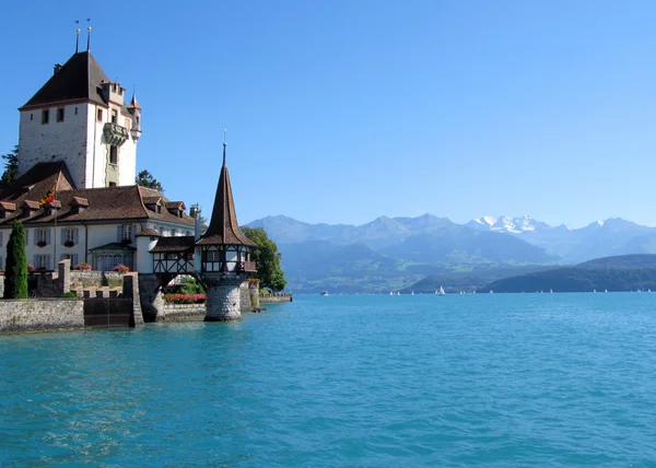 ปราสาท Oberhofen ที่ทะเลสาบ Thun, สวิตเซอร์แลนด์ — ภาพถ่ายสต็อก