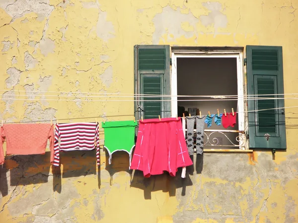 Clothes on the line by a window. Camogli, Italy — Stock Photo, Image