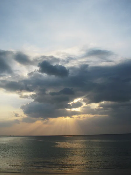 Pôr do sol sobre o oceano indiano — Fotografia de Stock