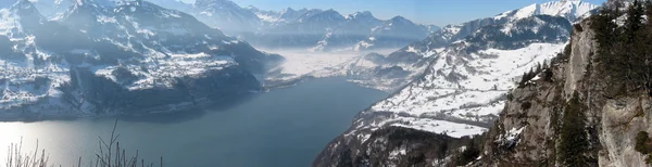 Vista de inverno do lago Walensee, Suíça — Fotografia de Stock