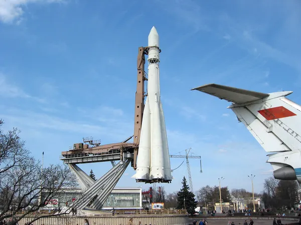 モスクワでディスプレイ上の有名なヴォストーク ロケット — ストック写真