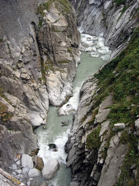 Furious гірський потік в St. Gotthard сталось, Швейцарія — стокове фото