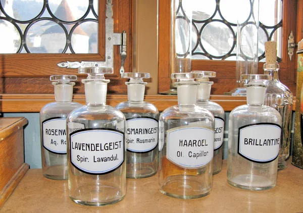 Empty scent bottles on the shelf in an old pharmacy — Stock Photo, Image