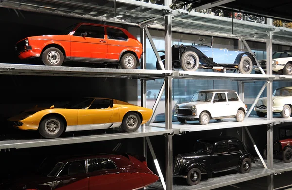 Vecchie auto in garage — Foto Stock