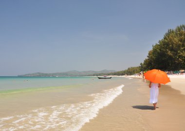 phuket Adası plaj turuncu bir şemsiye ile kız
