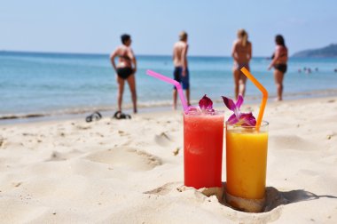 meyve shakes tropik sahilde çifti