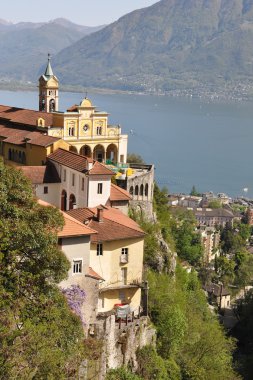 Madonna del sasso, ortaçağ manastır kaya ardı Gölü