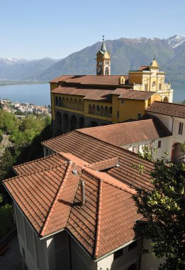 Madonna del sasso, ortaçağ manastır kaya ardı Gölü