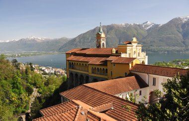 Madonna del sasso, ortaçağ manastır kaya ardı Gölü