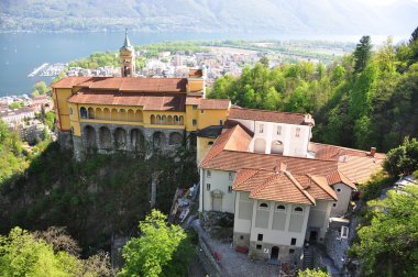 Madonna del sasso, ortaçağ manastır kaya ardı Gölü