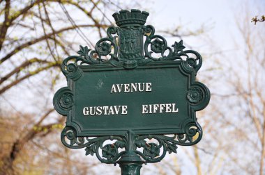 Paris'te Avenue gustave eiffel sokak işareti