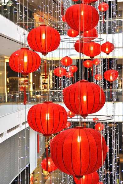 Centre commercial décoré avec des lanternes pour le Nouvel An chinois — Photo