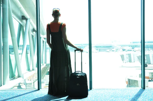 Ragazza alla finestra dell'aeroporto — Foto Stock