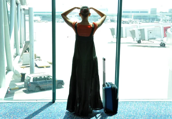 Menina na janela do aeroporto — Fotografia de Stock